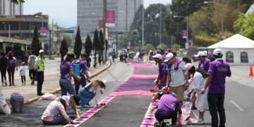 Tres mil voluntarios participan en elaboración de alfombra para el paso del Cristo Yacente del Calvario y la Reina de la Paz