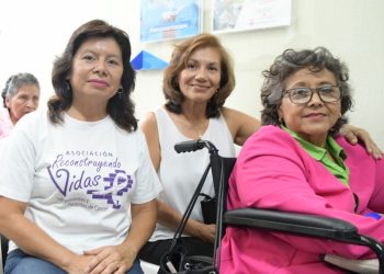 Vilma Lázaro (derecha) y la Asociación Reconstruyendo Vidas, un grupo de mujeres que apoya a otras mujeres en su lucha contra el cáncer. /Foto: Carlos Jacinto