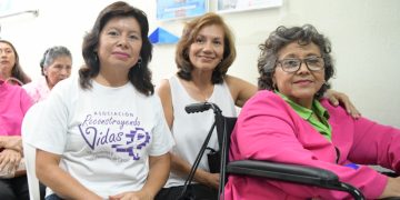 Vilma Lázaro (derecha) y la Asociación Reconstruyendo Vidas, un grupo de mujeres que apoya a otras mujeres en su lucha contra el cáncer. /Foto: Carlos Jacinto