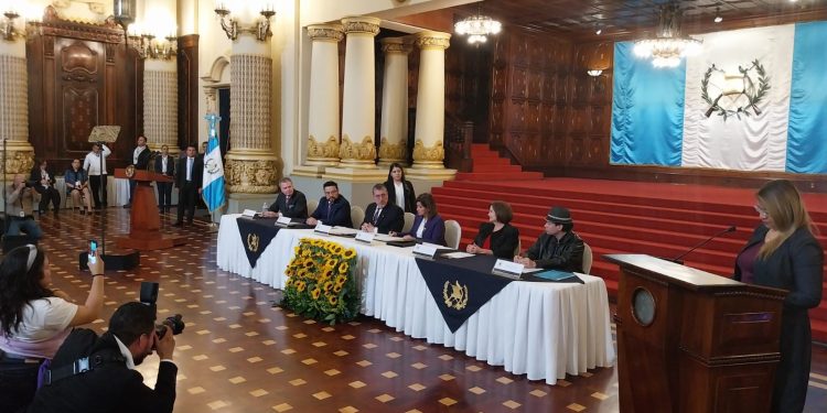 Gobernantes piden disculpas públicas a familia de Claudina Isabel Velásquez