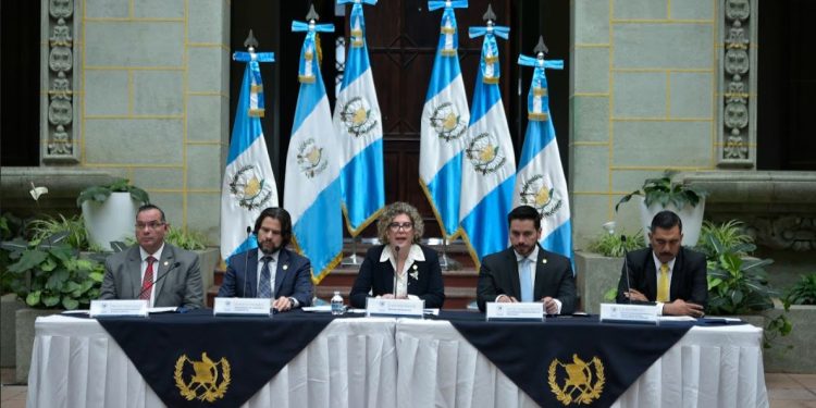 Autoridades del Ministerio de Economia en conferencia de prensa.Alejandro García