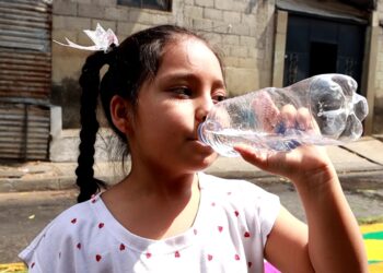 Consuma agua y cuide su salud durante la temporada de calor
