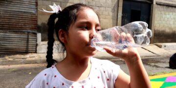 Consuma agua y cuide su salud durante la temporada de calor