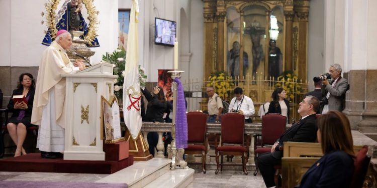 Binomio presidencial participa en la misa de aniversario de pontificado del Papa Francisco. / Foto: Alejandro García y Dickéns Zamora.