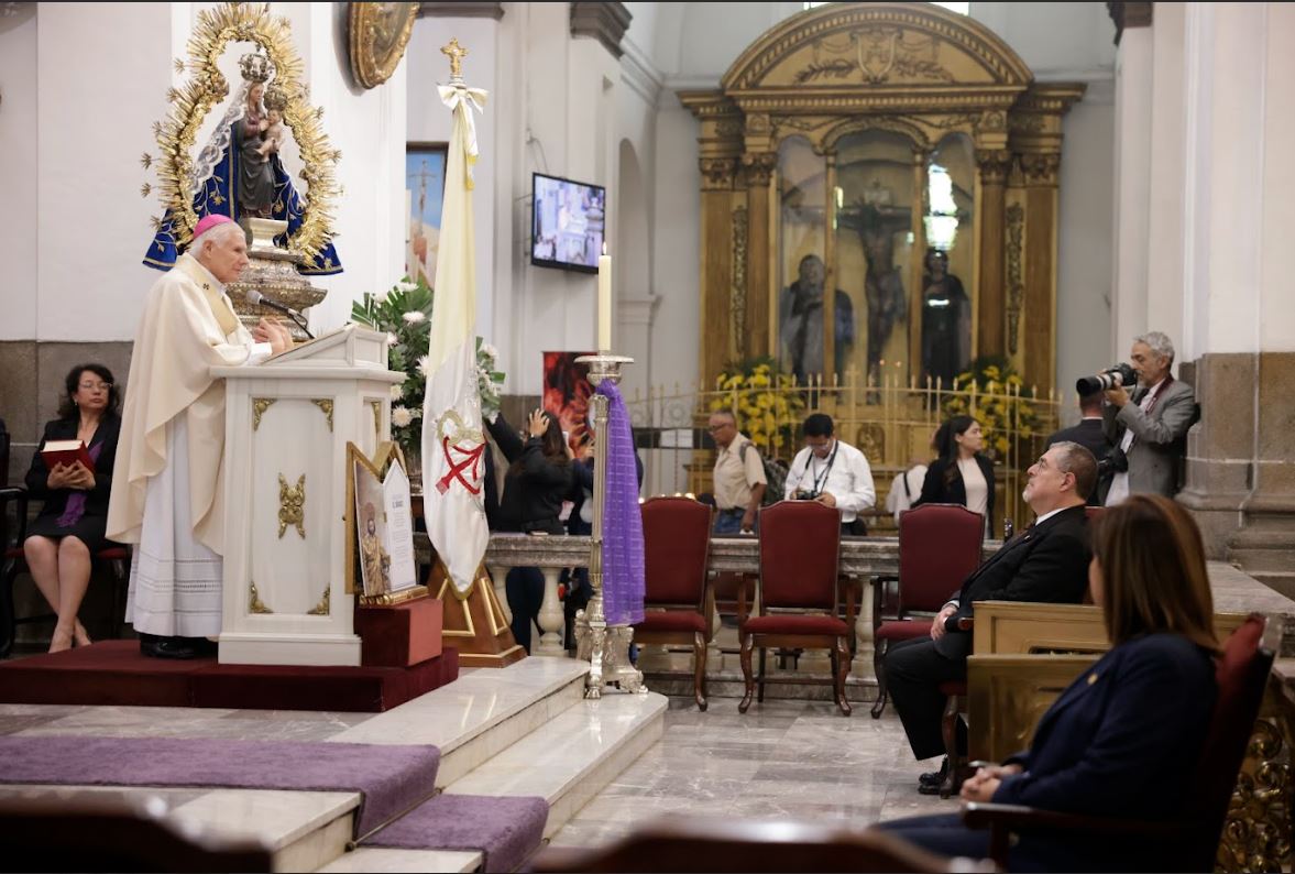 Binomio presidencial participa en la misa de aniversario de pontificado del Papa Francisco