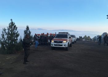 Retoman las operaciones aéreas para sofocar incendio en el volcán de Agua