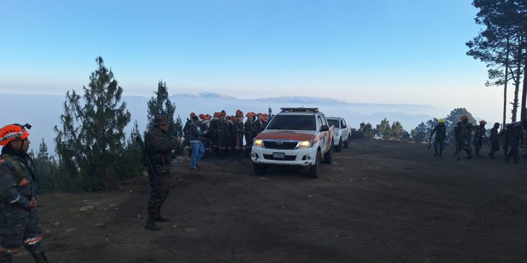 Retoman las operaciones aéreas para sofocar incendio en el volcán de Agua