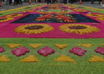 Qué materiales se utilizan para elaborar las alfombras de Semana Santa