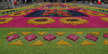 Qué materiales se utilizan para elaborar las alfombras de Semana Santa
