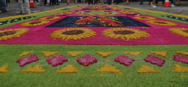 Qué materiales se utilizan para elaborar las alfombras de Semana Santa
