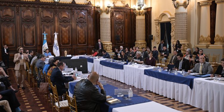 Karin Herrera lidera reunión del Conasan contra la desnutrición