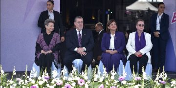 Presidente, Vicepresidenta y primera dama de la Nación en la conmemoración del Día Internacional de la Mujer. / Foto: Gobierno de Guatemala.