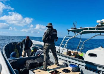 Decomisan ilícitos en lancha en el océano Pacífico. / Foto: Ejército de Guatemala.