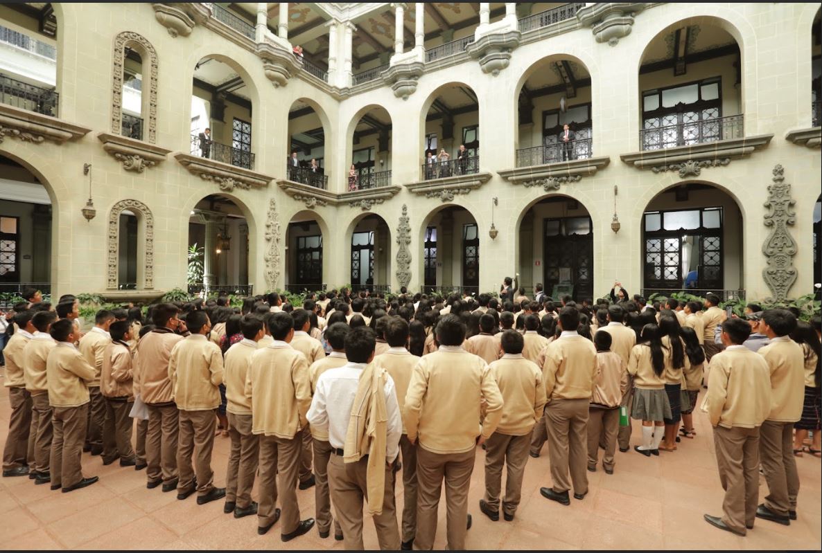 Estudiantes del Instituto Nacional de Educación Básica por Cooperativa.