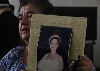 Madre de María Isabel sostiene fotografía el día que se dictaminó sentencia para los responsables./Foto: Ángela Cuc, FGER.