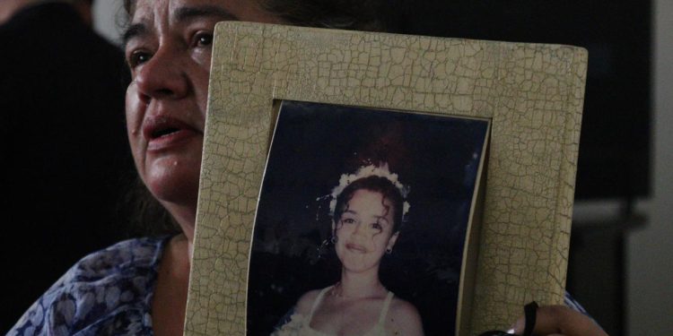 Madre de María Isabel sostiene fotografía el día que se dictaminó sentencia para los responsables./Foto: Ángela Cuc, FGER.