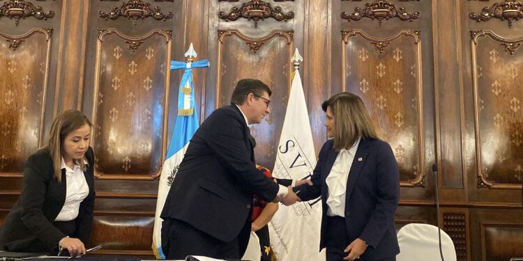 Director de Migración anuncia nueva política migratoria con Karin Herrera