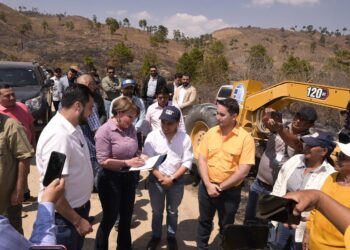 Ministra firmó once autorizaciones de propietarios en Jalapa. /Foto: CIV