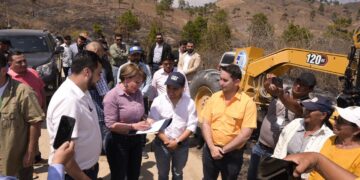 Ministra firmó once autorizaciones de propietarios en Jalapa. /Foto: CIV