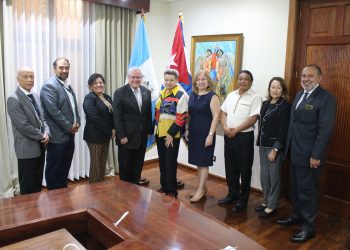Doctora Lucrecia Peinado recibió al embajador de Cuba en Guatemala, Nazario Alfredo Fernández Biosca. /Foto: Gobierno de la República