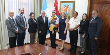 Doctora Lucrecia Peinado recibió al embajador de Cuba en Guatemala, Nazario Alfredo Fernández Biosca. /Foto: Gobierno de la República