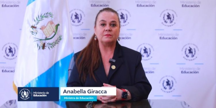Ministra de Educación habla sobre la transición del seguro médico escolar al programa de salud escolar