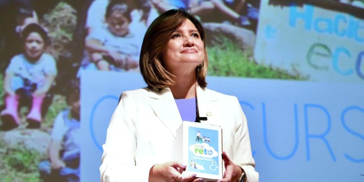 Karin Herrera participó en el concurso Aprendiendo por el Motagua. /Foto: Vicepresidencia de la República