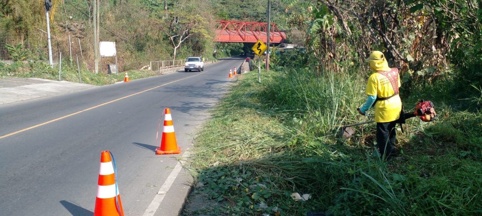Trabajos de limpieza en carreteras del país. /Foto: Micivi