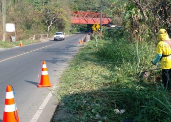 Trabajos de limpieza en carreteras del país. /Foto: Micivi