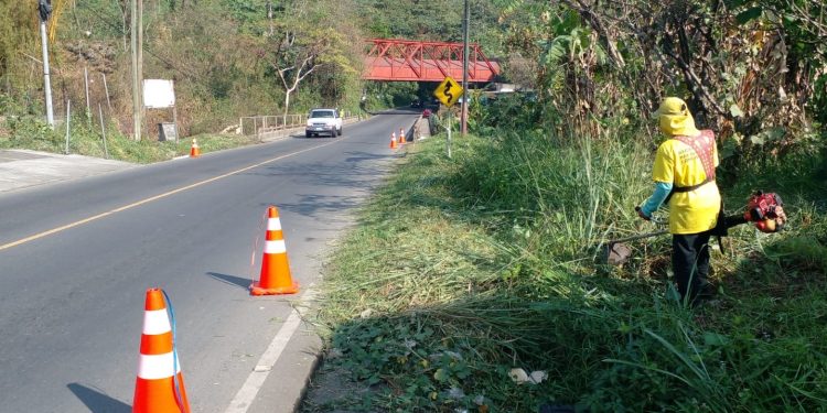 Trabajos de limpieza en carreteras del país. /Foto: Micivi