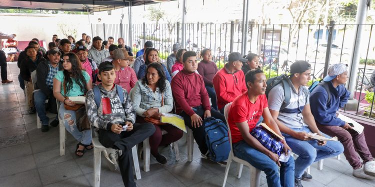 Guatemaltecos buscan aplicar a un trabajo temporal en el extranjero. /Foto: Mintrab