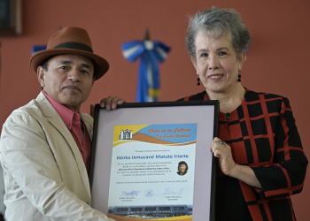 Entregan reconocimiento a Ilonka Matute. / Foto: Álvaro Interiano.