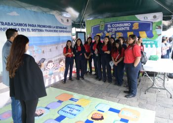 Se necesita invertir más para que población tenga más acceso a servicios financieros. Foto: Carlos Jacinto.