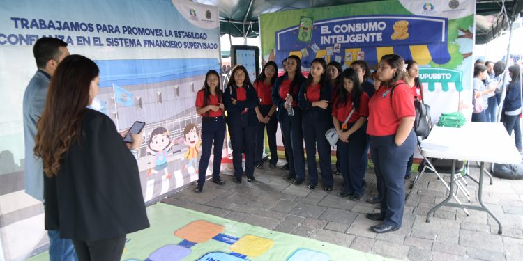 Se necesita invertir más para que población tenga más acceso a servicios financieros. Foto: Carlos Jacinto.