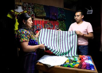 Jóvenes guatemaltecos tejedores de las tradiciones de Santiago Atitlán