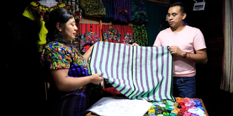 Jóvenes guatemaltecos tejedores de las tradiciones de Santiago Atitlán