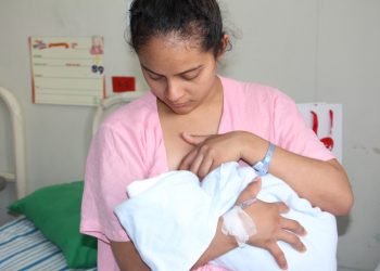 Lactancia materna tras la vacuna de refuerzo contra covid puede transmitir anticuerpos