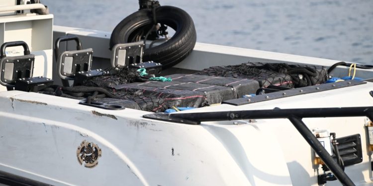 Ejército localiza 23 bultos con posible droga en aguas del Pacífico