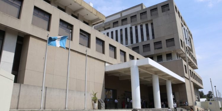 Diputados presentan querella contra tres fiscales del Ministerio Público