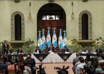 Mandatario presenta a miembros de la Comisión Presidencial de Gobierno Abierto y Electrónico