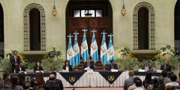 Mandatario presenta a miembros de la Comisión Presidencial de Gobierno Abierto y Electrónico