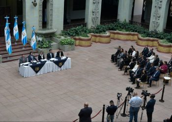Autoridades del Ministerio de Economía en conferencia de prensa.