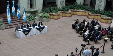 Autoridades del Ministerio de Economía en conferencia de prensa.