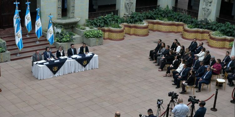 Autoridades del Ministerio de Economía en conferencia de prensa.