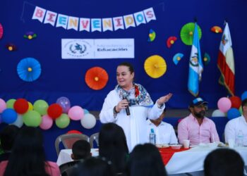 Ministra de Educación supervisa servicios y atención en escuelas de Jalapa
