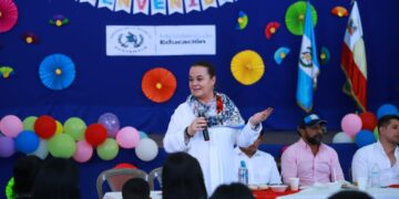Ministra de Educación supervisa servicios y atención en escuelas de Jalapa