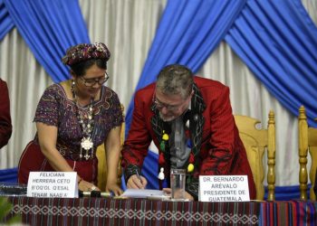 Presidente Bernardo Arévalo firma acuerdo de desarrollo del área ixil