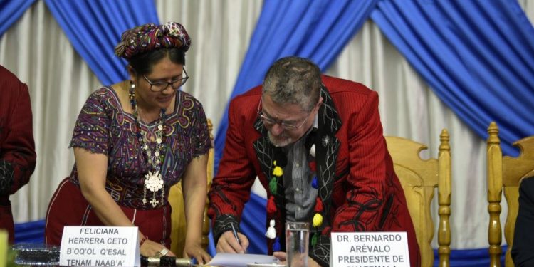 Presidente Bernardo Arévalo firma acuerdo de desarrollo del área ixil