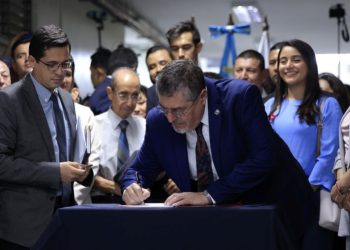 Presidente sanciona Ley de Atención Integral del Cáncer en Guatemala