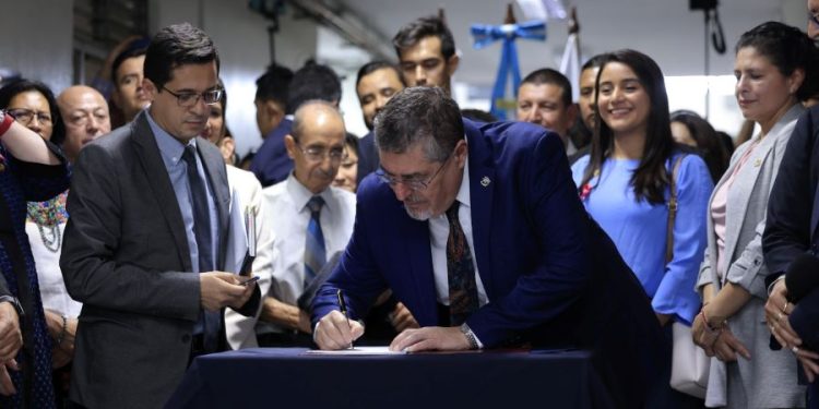 Presidente sanciona Ley de Atención Integral del Cáncer en Guatemala